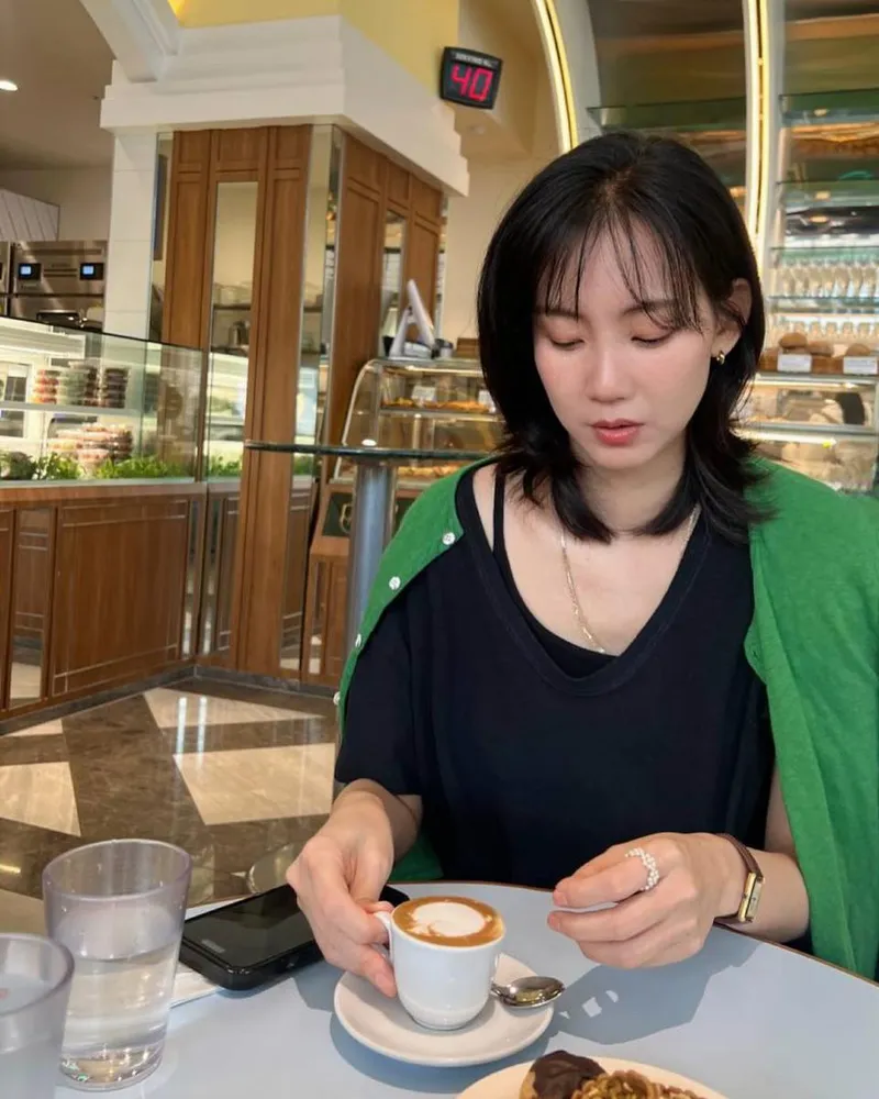 “고요한 시선 머금고”…신현빈, 낮의 온도→카페 한켠 그리움 / 배우 신현빈 인스타그램