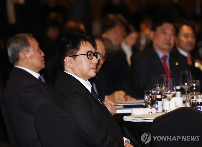 ‘하이브’ 방시혁 부정거래 조사에 2.5% 하락…중국 법인 설립 소식에 낙폭 축소