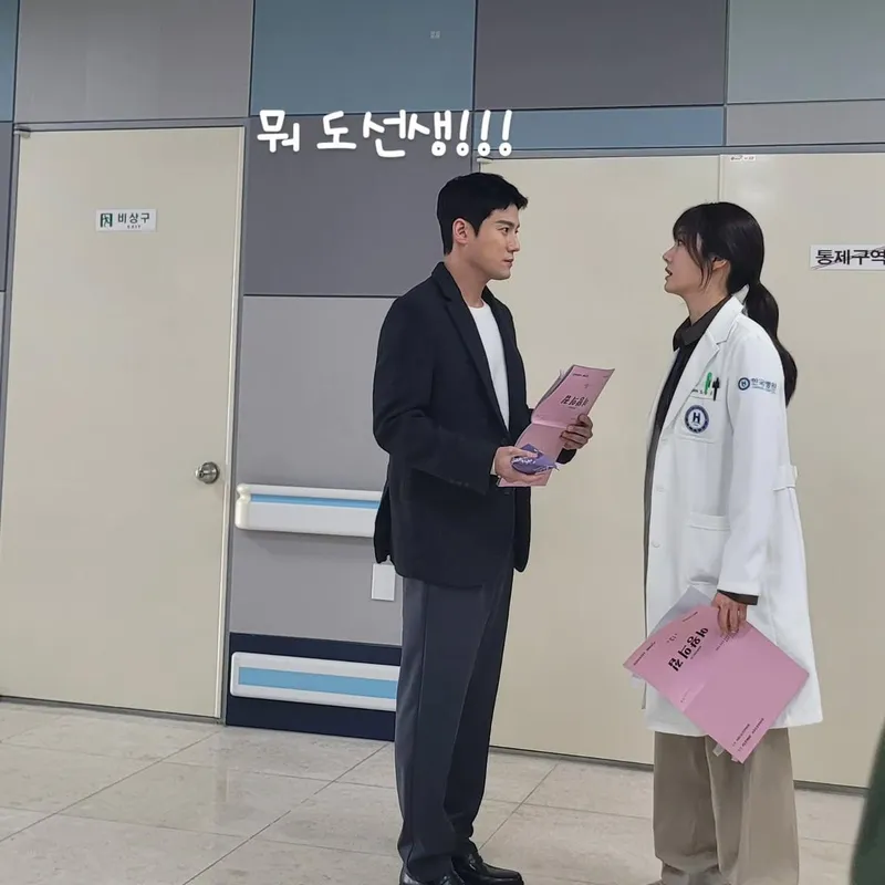 “평일 저녁 7시50분, 편안한 나의 자리”…서준영, 촬영장 긴장→따스한 일상 속 휴식 / 배우 서준영 인스타그램