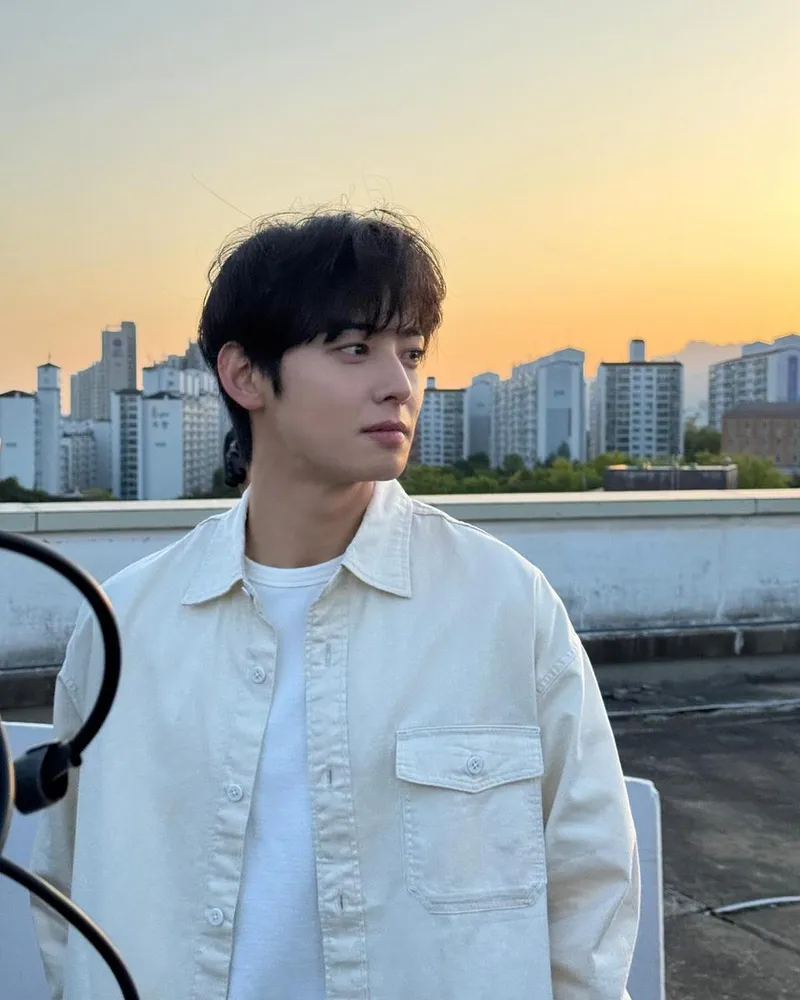 “노을을 머금은 시선”…차은우, 저물녘 옥상에서→감성 폭발 / 그룹 아스트로 차은우 인스타그램