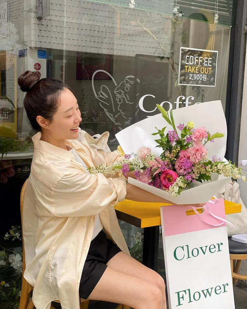 “오늘 날씨 같은 꽃다발”…송지은, 초여름 환한 미소→순수 일상 담다 / 걸그룹 시크릿 송지은 인스타그램