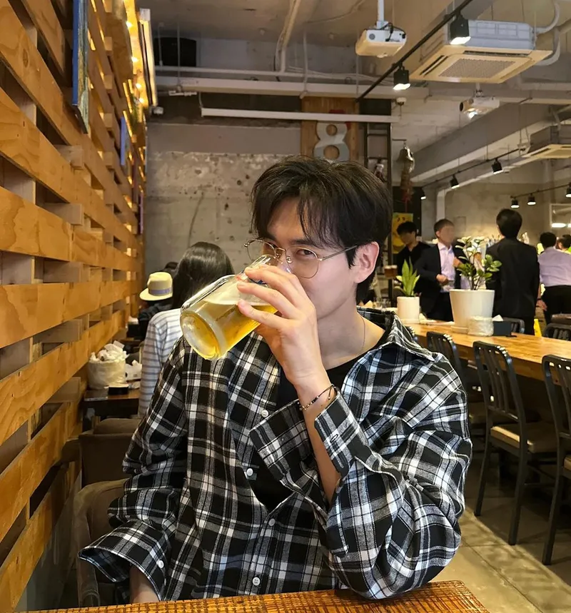 “무심한 시선 너머로 흐르는 여유”…박창환, 늦봄 저녁→차분한 반전 일상 / 하트페어링 출연자 조종사 박창환 인스타그램