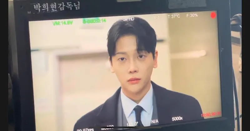 “모니터 앞 깊은 고요”…권도형, 차분한 시선→현장 몰입 감도 / 배우 권도형 인스타그램