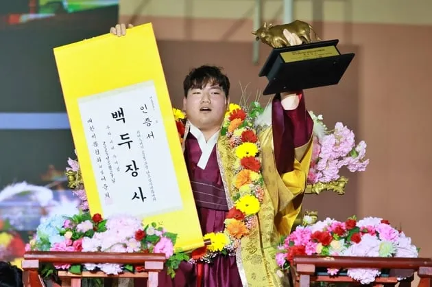 “3-1 역전 우승”…최성민, 문경단오씨름 백두장사→통산 7번째 등극 / 연합뉴스