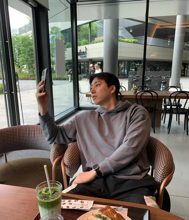 “이것저것 생각하게 되는 날”…최창진, 잔잔한 일상→카페 감성 셀카 / 환승연애3 출연자 회사원 최창진 인스타그램