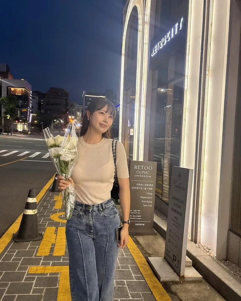 “흰 장미 한 다발처럼”…신수지, 밤산책 미소→도심 속 서정 충만 / 방송인 신수지 인스타그램