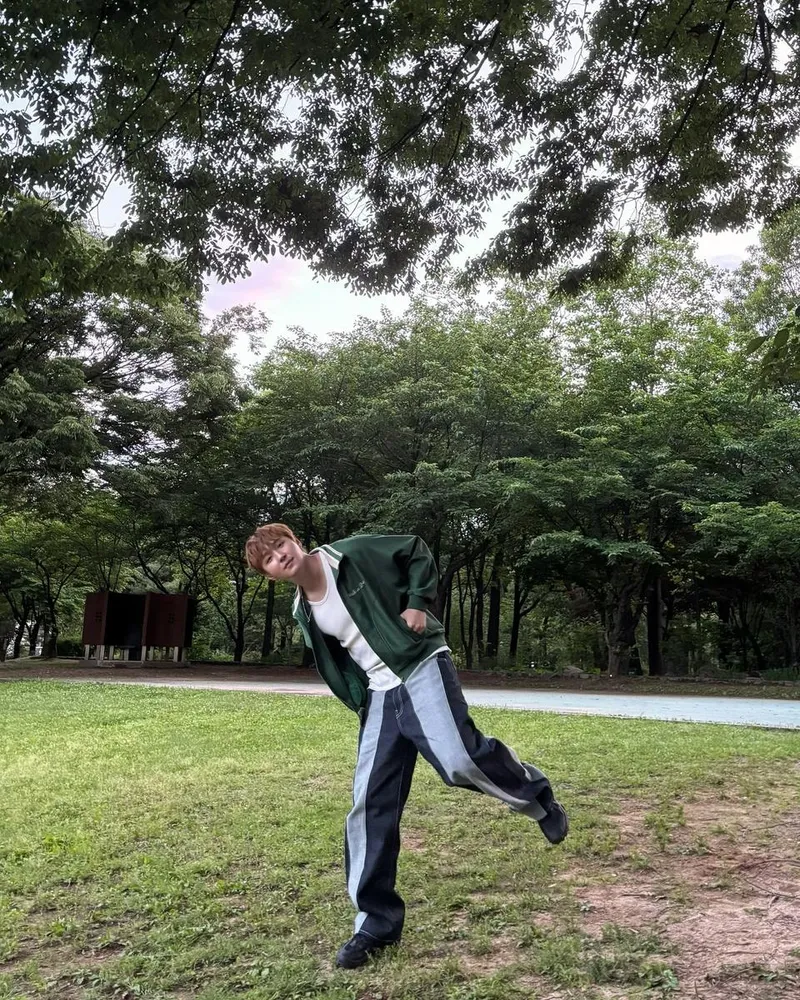 “초록에 기대 마음이 가벼워진다”…이주원, 공원 한가운데→자유로움 가득 셀카 / 환승연애3 출연자 음악 프로듀서 이주원 인스타그램
