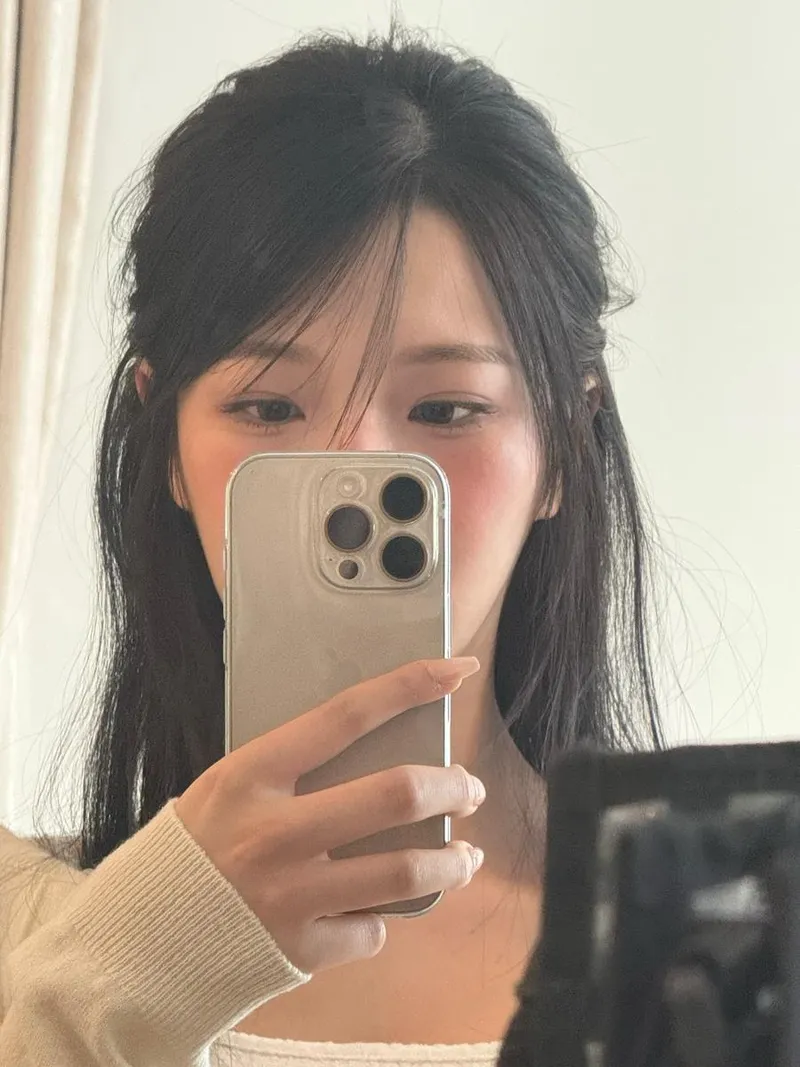 “네모난 침대에서 눈을 떠”…백지헌, 몽환적 아침→포근 셀카로 시선 압도 / 걸그룹 프로미스나인 백지헌 인스타그램