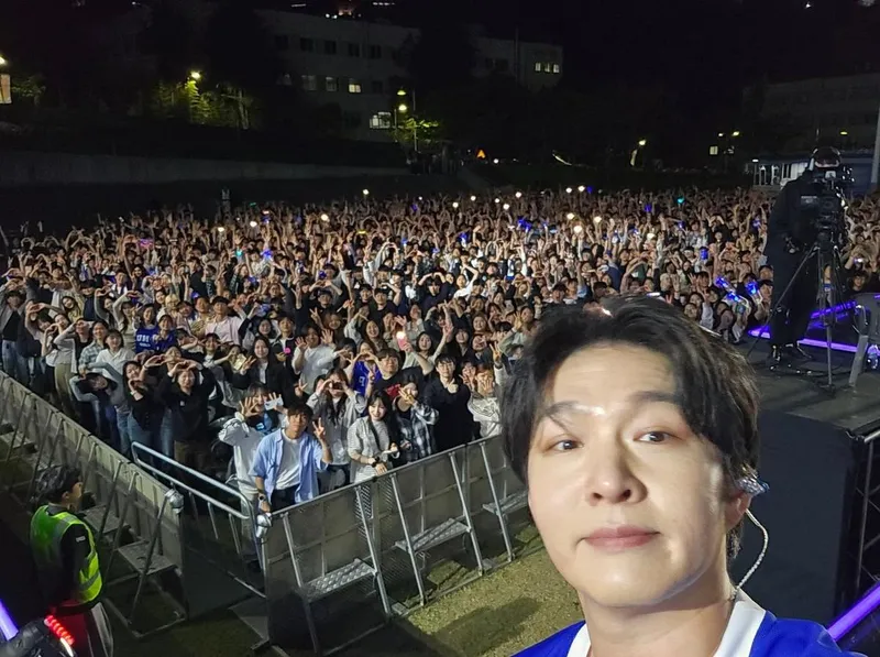 “부산 밤을 가득 채운 환한 미소”…이창섭, 벅찬 온기→팬들 속 잊지 못할 순간 / 그룹 비투비 이창섭 인스타그램