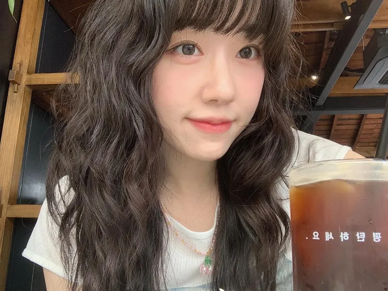 “평탄하세요”…보라미유, 초여름 오후 담은 미소→잔잔한 힐링 셀카 / 가수 보라미유 장보람 인스타그램