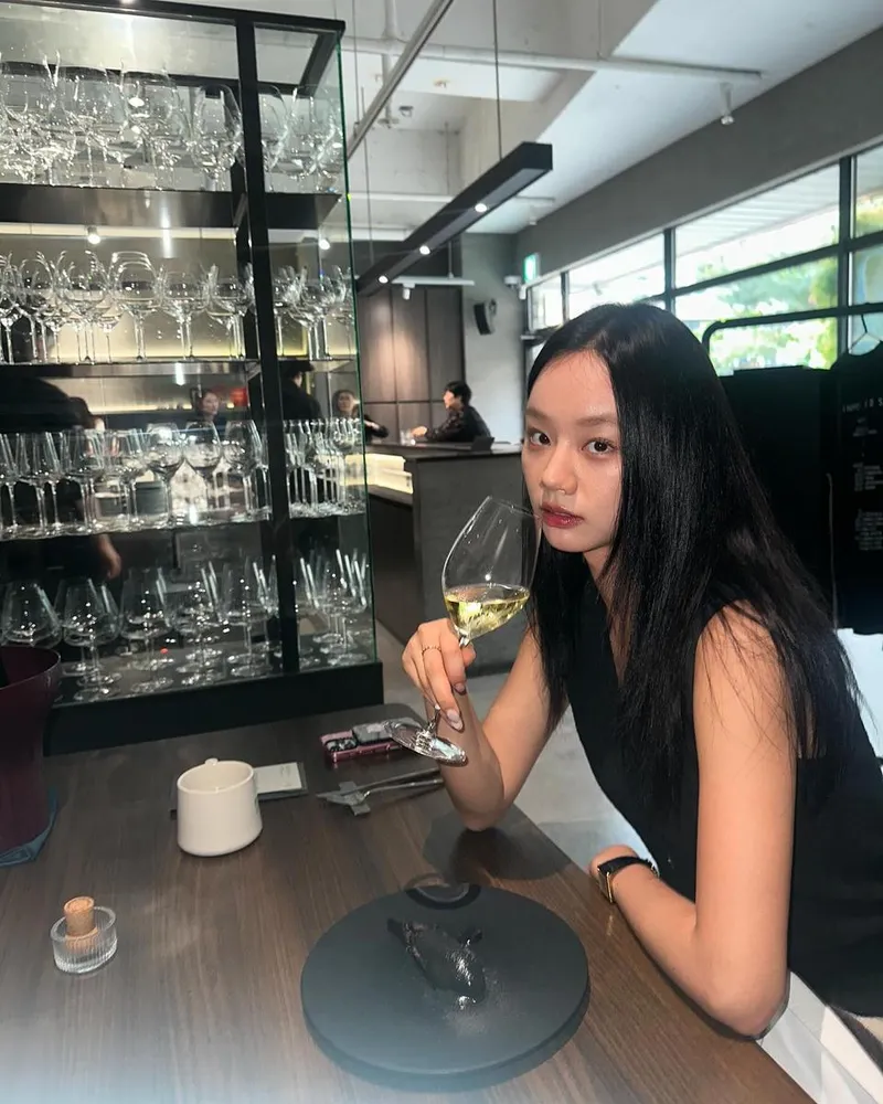 “맑은 저녁, 투명한 휴식”…혜리, 우아한 테이블 위→도도한 눈빛 / 걸그룹 걸스데이 혜리 인스타그램