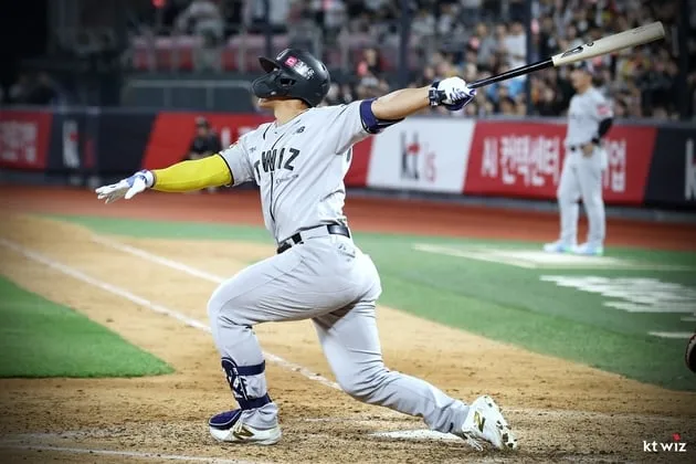 “데뷔 첫 만루포 작렬”…안현민, 두산전 홈런쇼→kt 위닝시리즈 견인 / 연합뉴스