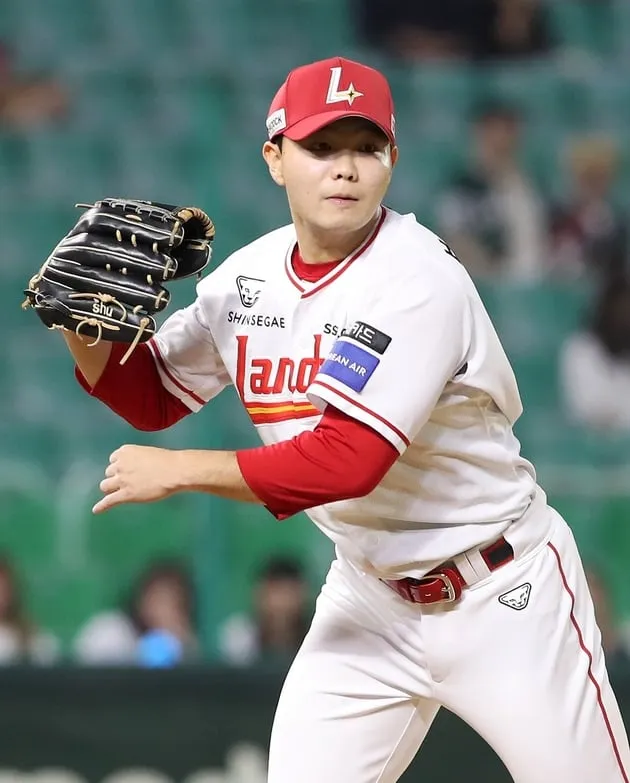 “데뷔 첫 승 신고”…박시후, 인천 NC전 호투→SSG 2연승 견인 / 연합뉴스