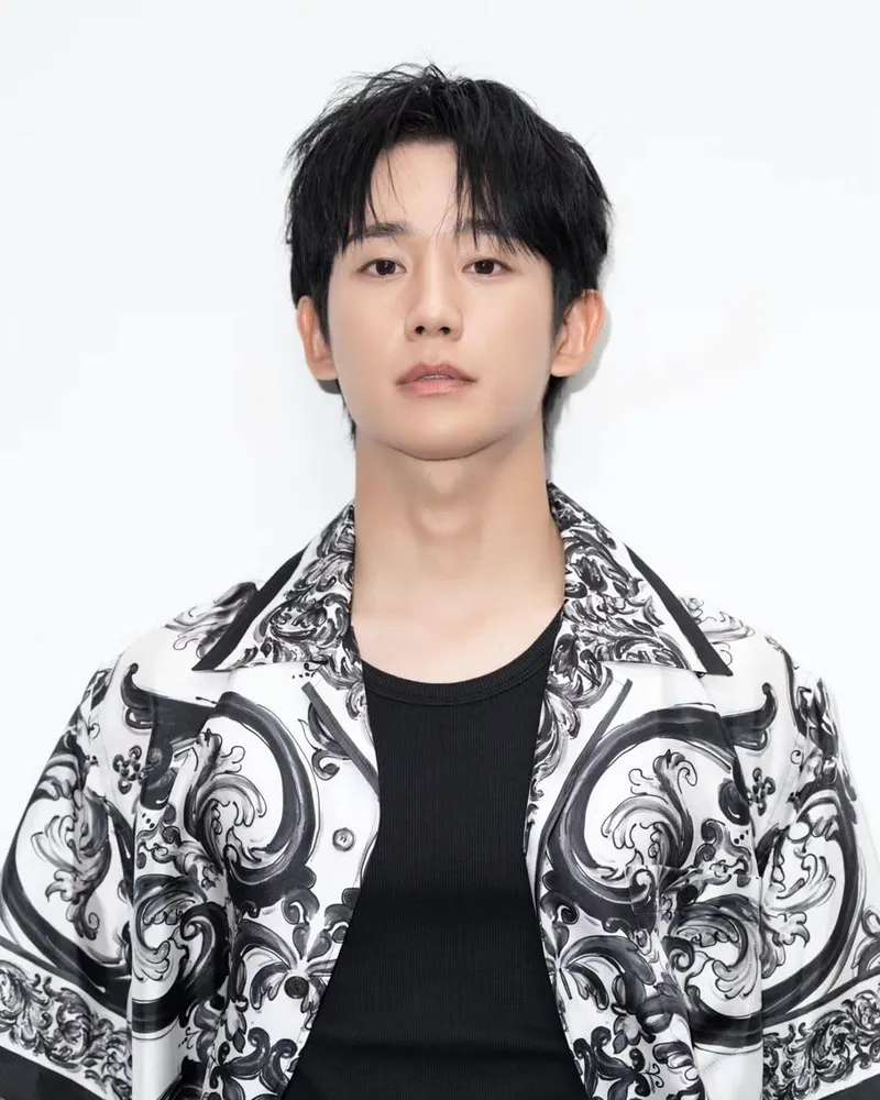“차분함 속 깊어진 시선”…정해인, 절제의 봄→흑백 아우라 완성 / 배우 정해인 인스타그램