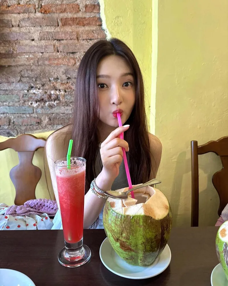 “청량한 한입, 마음까지 시원해져”…조이, 맑은 미소→초여름 감성 폭발 / 걸그룹 레드벨벳 조이 박수영 인스타그램