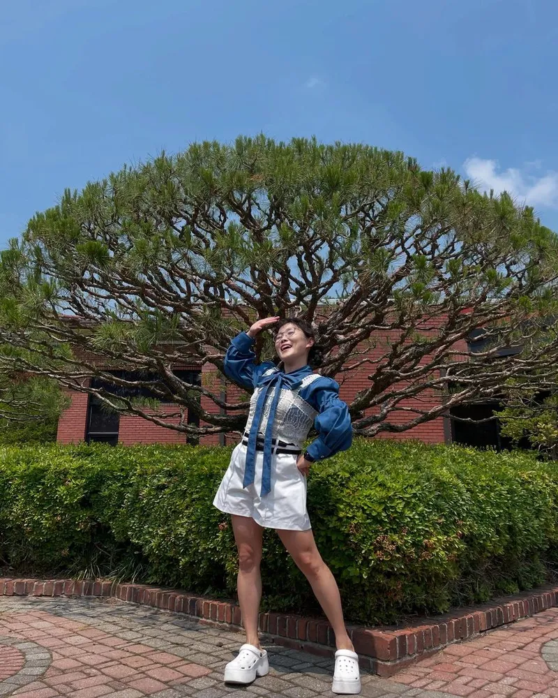 “나로부터 나온 듯한 소나무”…박슬기, 푸른 기운→밝은 미소로 환한 하루 / 배우 박슬기 인스타그램