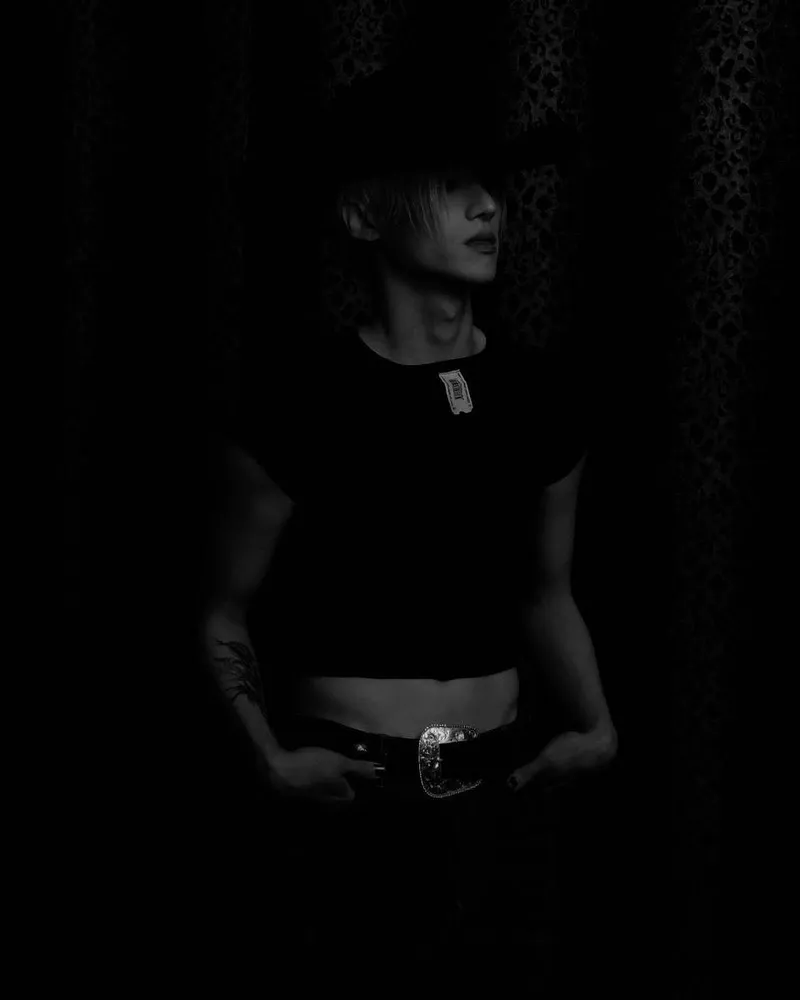 “흐릿한 실루엣 속 고요한 깊이”…우영, 어둠을 품은 밤→압도적 존재감 / 그룹 에이티즈 우영 인스타그램