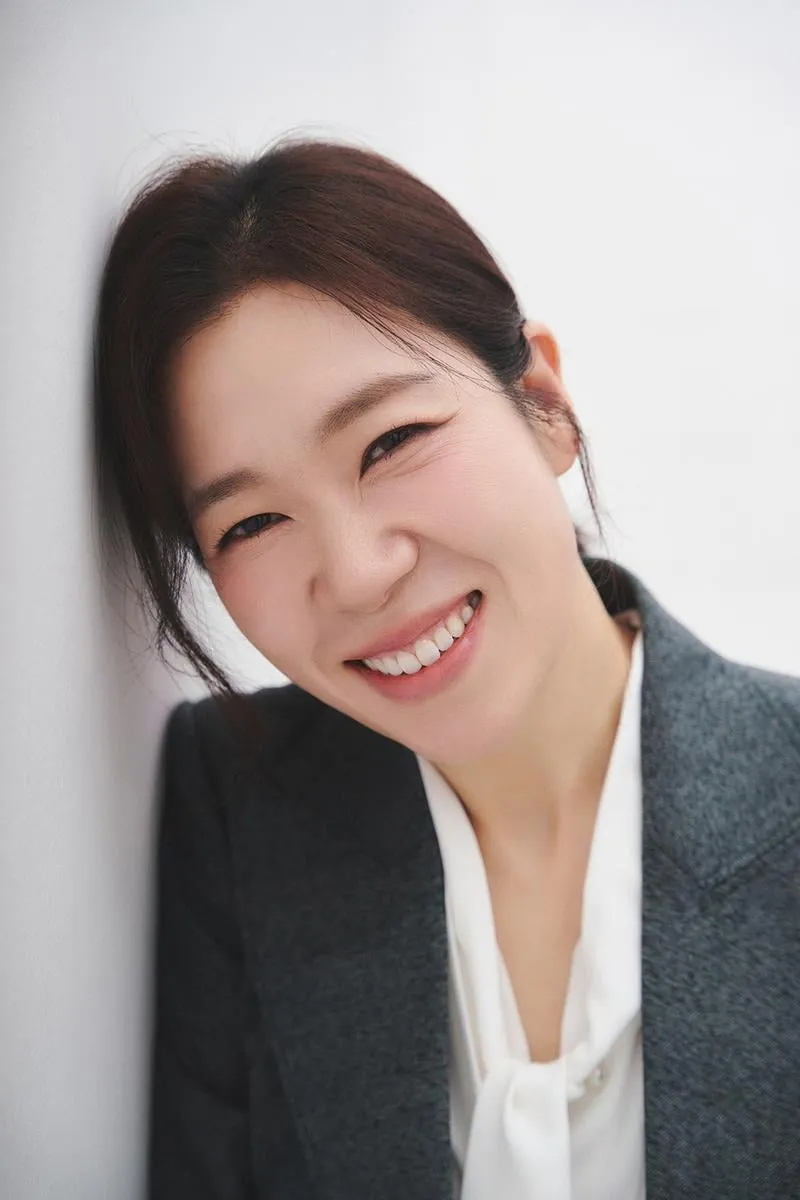 “온기와 시크의 경계”…염혜란, 새 프로필서 낯선 깊이→시선 압도 / 에이스팩토리