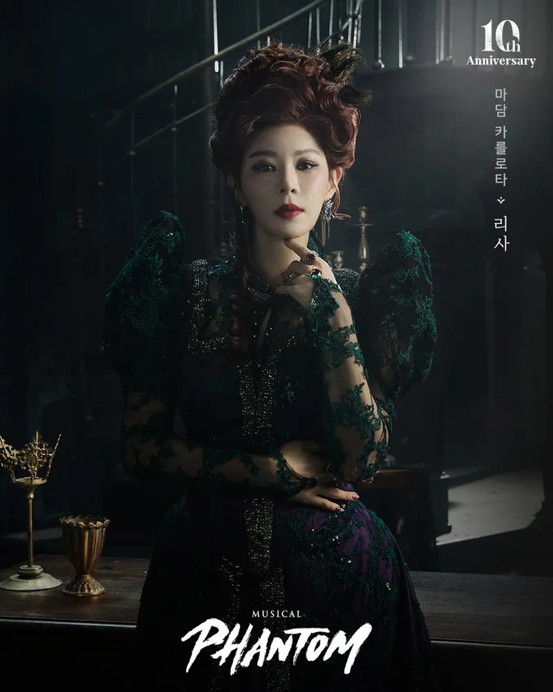 “무대 위, 설렘이 번졌다”…리사, ‘팬텀’ 10주년의 마담 카를로타→관객 기대 모았다 / EMK뮤지컬컴퍼니
