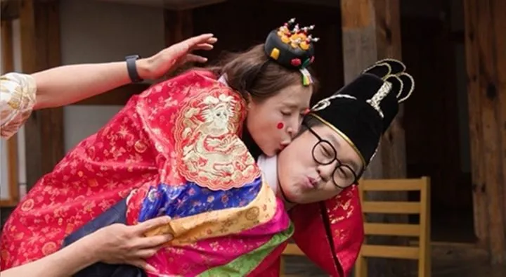 “충격의 볼 뽀뽀”…지상렬·신지, ‘살림남’서 전통 혼례→현장 술렁