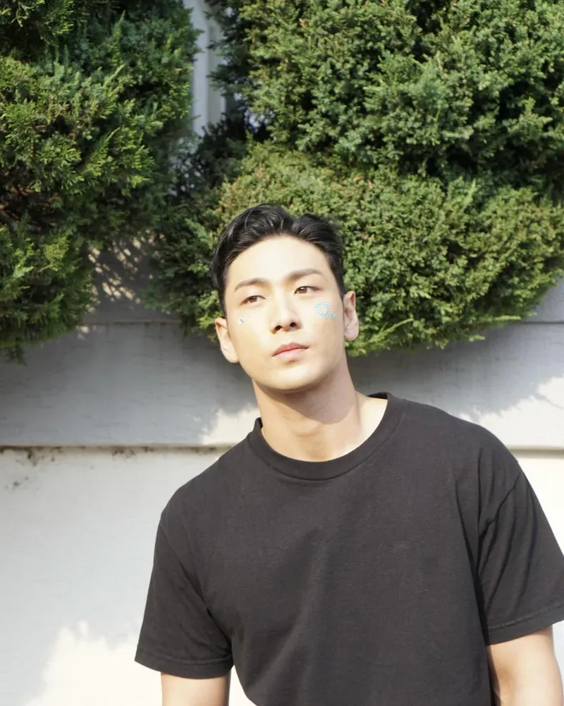 “햇살에 기대어”…백호, 고요한 눈빛→초여름 감성 폭발 / 그룹 뉴이스트 백호 인스타그램