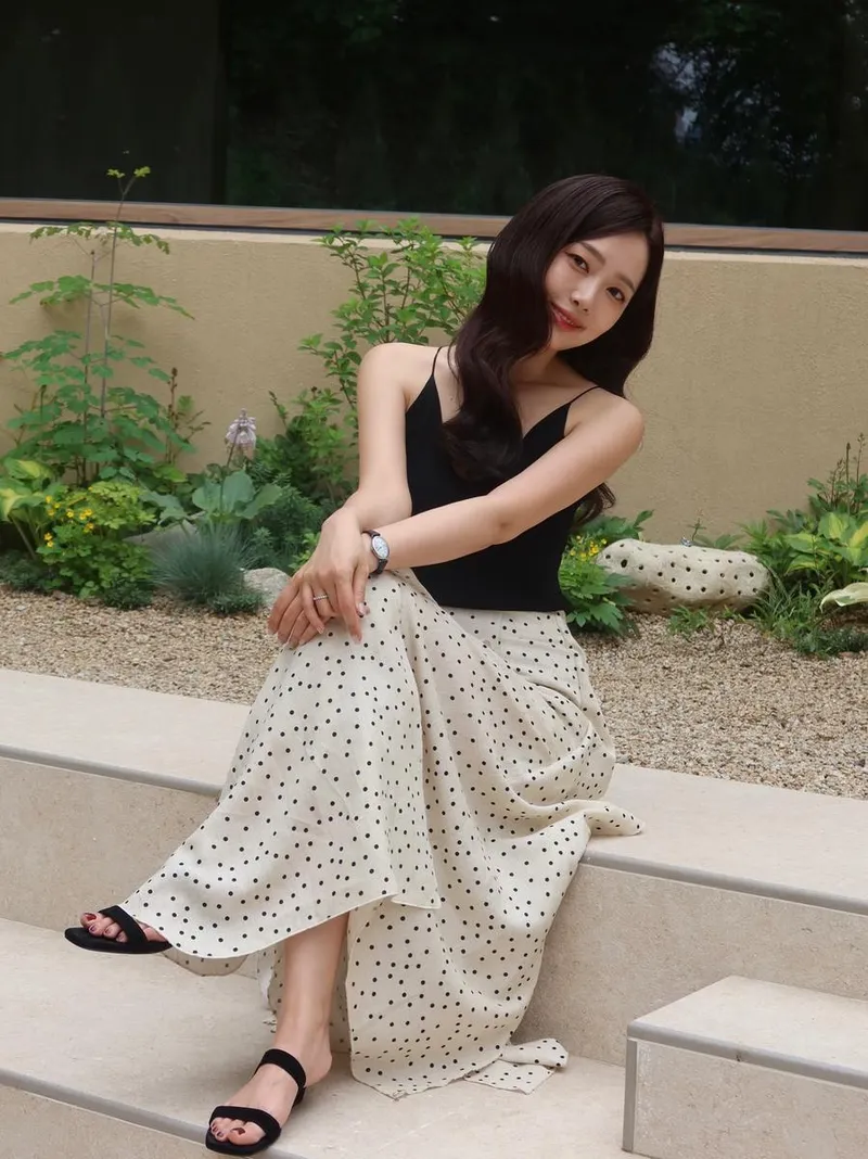 “흩날리는 점의 여운처럼”…조서연, 담담한 미소→초여름 감성 물든 하루 / 아나운서 조서연 인스타그램
