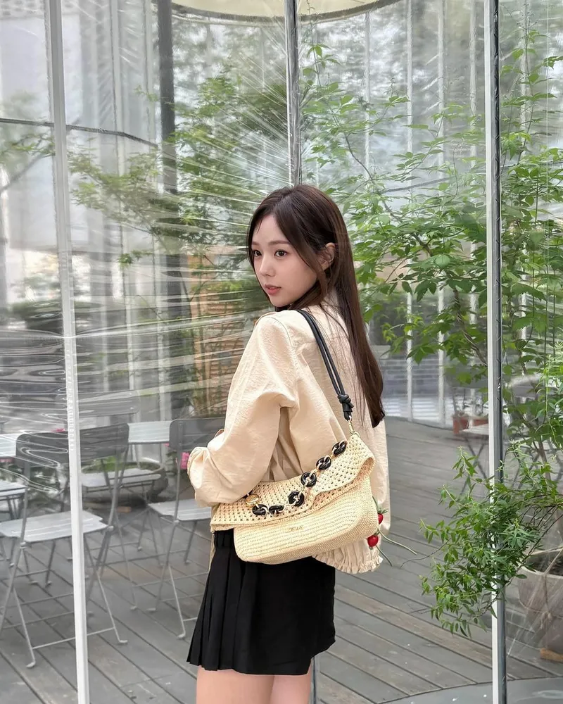 “고요한 오후를 닮은 순간”…채수빈, 여름 초록에 스며든 청순 비주얼 / 배우 채수빈 인스타그램