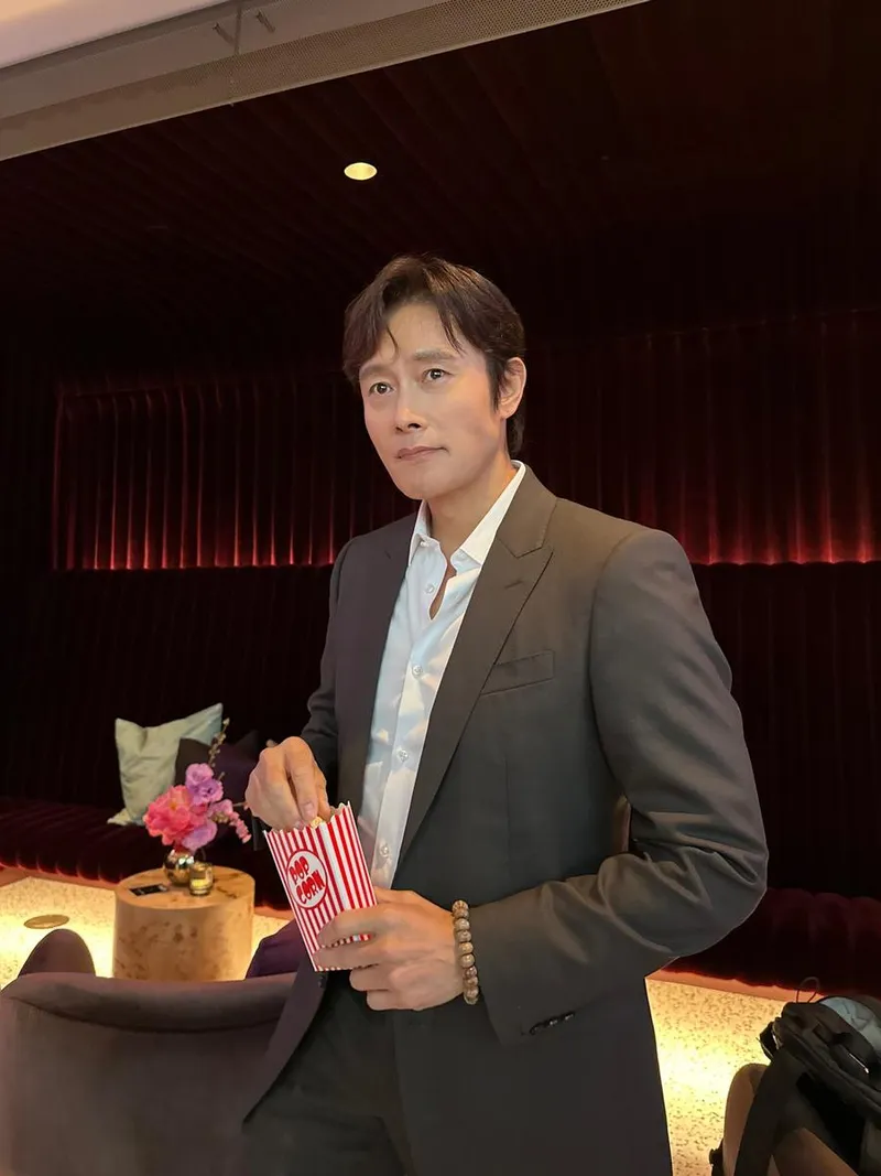 “포근한 기류 속 고요한 미소”…이병헌, 여유 속 포착→차분한 멋 발산 / 배우 이병헌 인스타그램