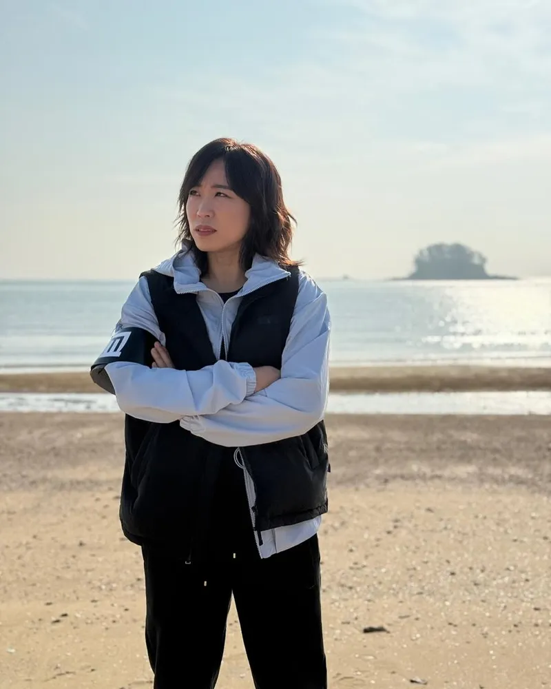 “사랑스러운 봄바다에 멈췄다”…이미도, 잔잔함 속에 서 있는 오후→여운 가득한 시선 / 배우 이미도 인스타그램
