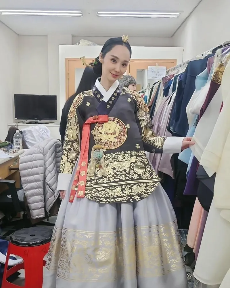 “오늘도 만나고 싶네요”…한수연, 단아한 한복 자태→왕실의 기품 담아낸 변신 / 배우 한수연 인스타그램