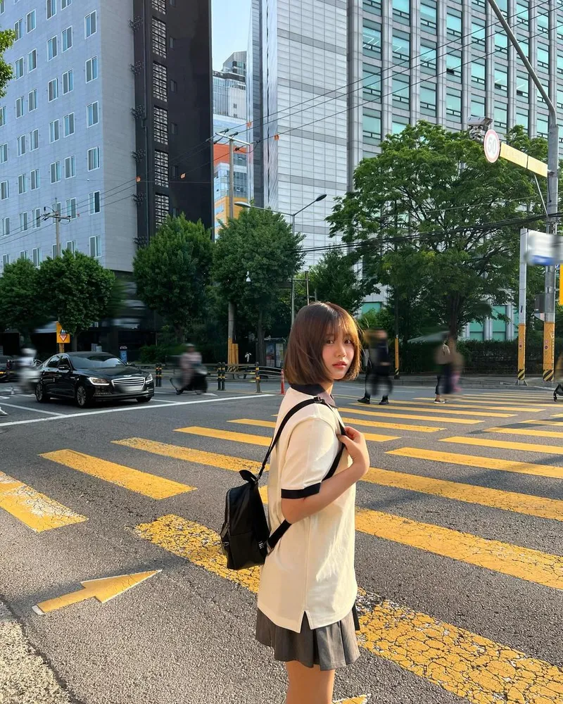 “여름의 공기 속에서 바라봤다”…첫사랑 유나, 햇살 아래 청초함→도심 감성까지 / 걸그룹 첫사랑 유나 인스타그램