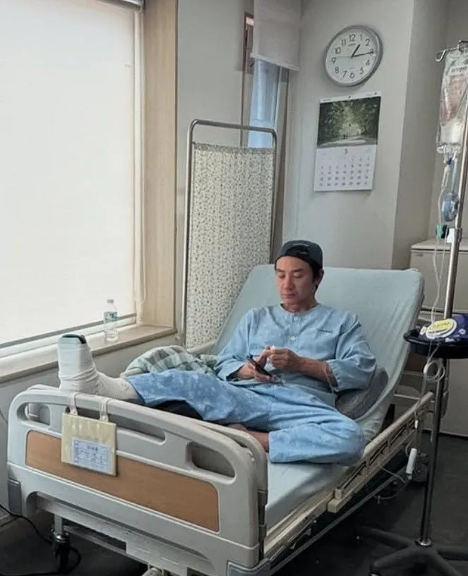 “깁스한 발로 전한 침묵”…엄태웅, 병원 속 근심→팬들 응원 봇물