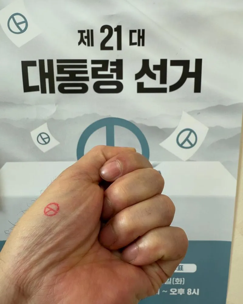 “권리행사 기대합니다”…홍석천, 조용한 설렘→사전투표 인증의 의미 / 배우 홍석천 인스타그램