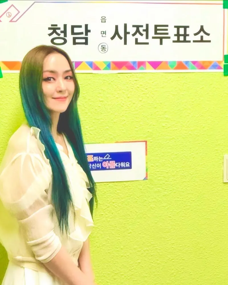 “오늘의 소중한 약속”…김윤아, 청명한 미소→사전 투표 인증 / 그룹 자우림 김윤아 인스타그램