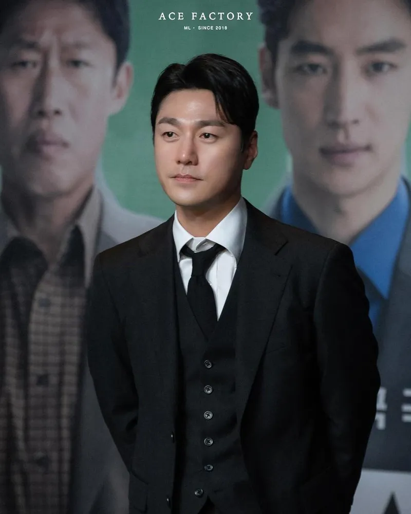 “국보 그룹 사이 치열한 대결”…최대훈, 영화 개봉의 설렘→긴장감 넘치는 존재감 / 배우 최대훈 인스타그램