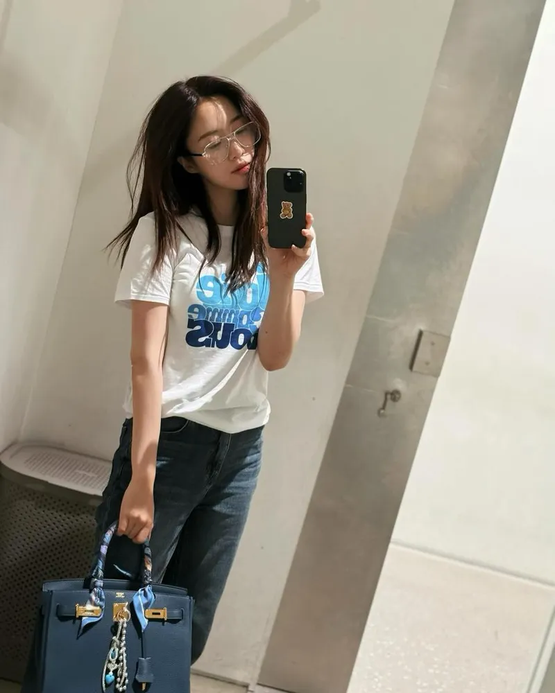 “‘오늘 날짜가 몇일이더라’”…은정, 여유 가득→거울 앞 셀카로 일상 공유 / 걸그룹 티아라 은정 인스타그램
