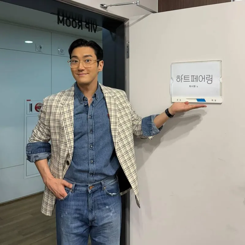 “오늘은 하트페어링 하는 날”…최시원, 설렘 가득한 대기실 앞→블루빛 패션 완성 / 그룹 슈퍼주니어 최시원 인스타그램