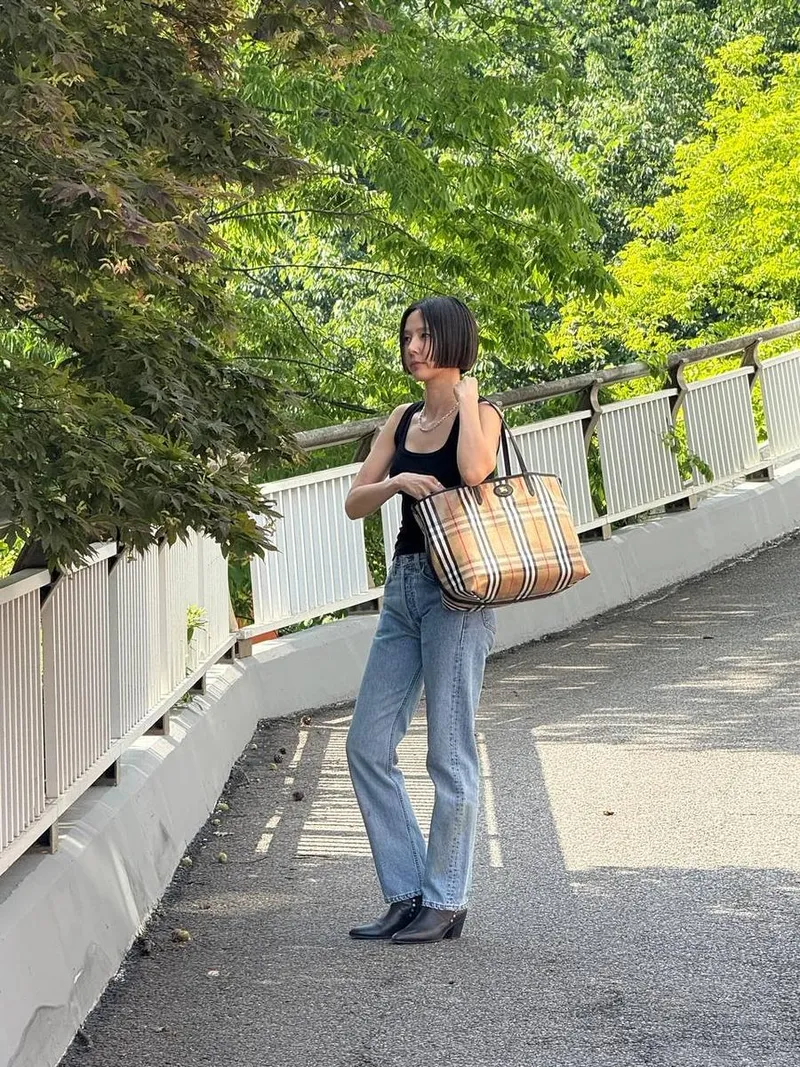 “덥지만 건강하고 시원하게”…김나영, 초여름 산책길→감각적 청량미 / 방송인 김나영 인스타그램