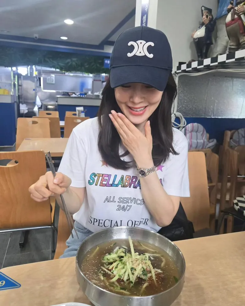 “역시 냉면의 계절이구나”…오나라, 한남동 오후→환한 미소로 시선 압도 / 배우 오나라 인스타그램