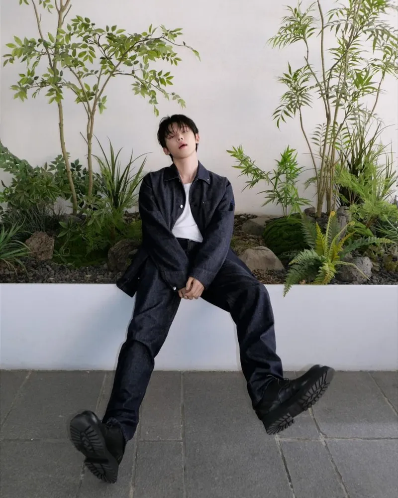 “new season, new denim”…연준, 여유로운 포즈→초여름 무드 완성 / 그룹 투모로우바이투게더 연준 인스타그램