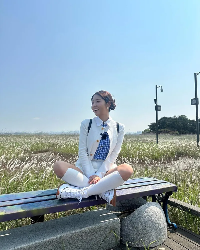 “오늘 6시 내고향 많은 시청 바랍니다”…정다경, 초여름 들판→미소로 물든 휴식 / 가수 정다경 인스타그램