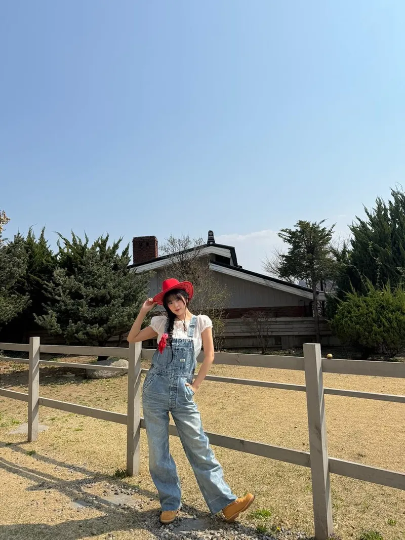 “나의 친구”…안유진, 레드햇 소녀→초여름 청량감 폭발 / 걸그룹 아이브 안유진 인스타그램