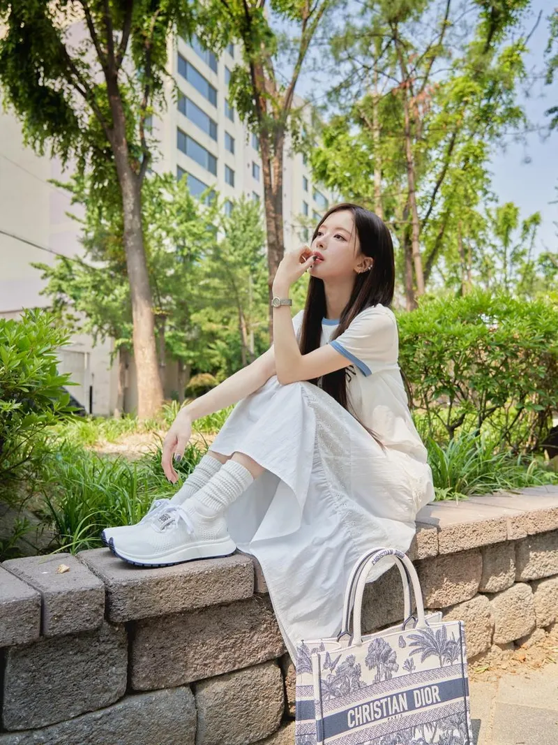 “여름 속으로 번지는 고요함”…노정의, 맑은 오후→화이트룩으로 청량미 압도 / 배우 노정의 인스타그램