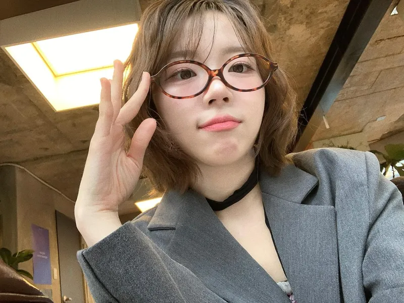 “동글동그리”…하은, 안경 속 봄날→차분한 여운 / 걸그룹 아트비트 v 하은 인스타그램
