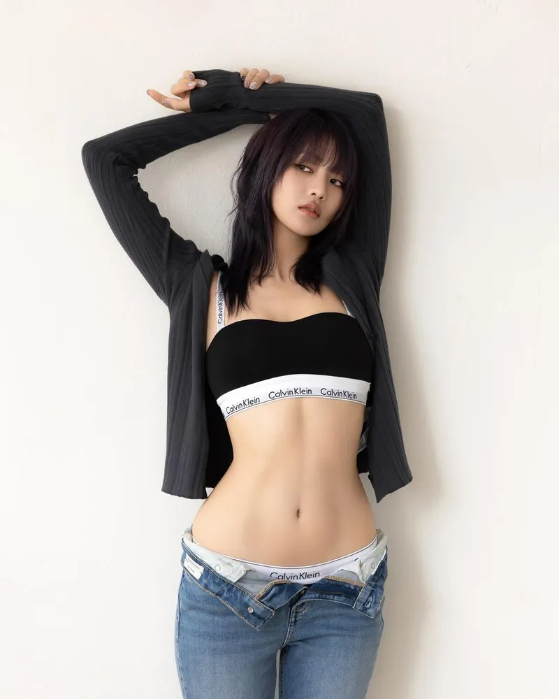 “My Calvins”…민니, 쿨한 시선 속 존재감→강렬 여름 압도 / 걸그룹 아이들 민니 인스타그램