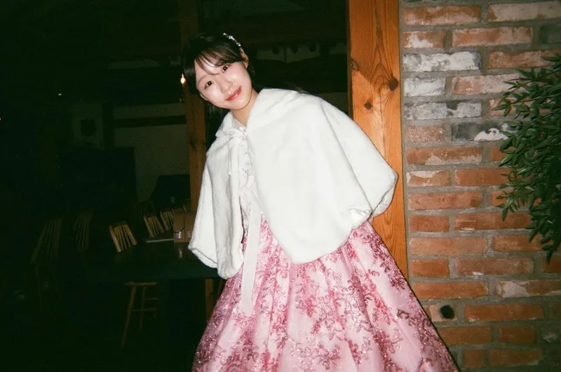 “꽃잎 위에 머문 미소”…송서린, 벚꽃처럼 눈부신 밤→동화 속 주인공 변신 / 배우 송서린 인스타그램