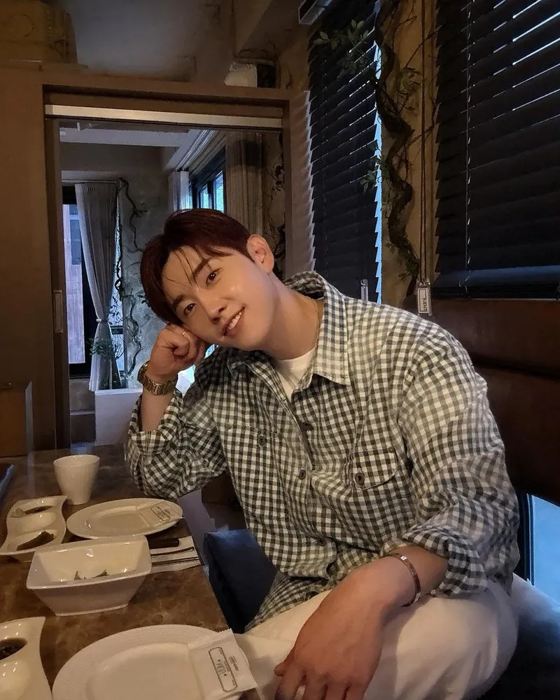 “푸른 저녁 온기”…박현호, 나른한 식탁 위로→편안한 미소 / 가수 박현호 인스타그램