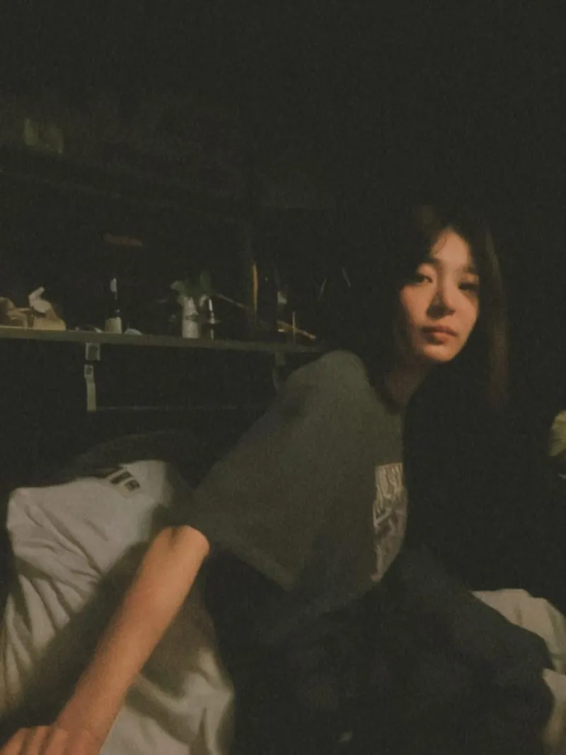 “고요한 밤을 물들이다”…설인아, 새하얗게 번진 순간 담은 셀카→팬들 여운 / 배우 설인아 인스타그램