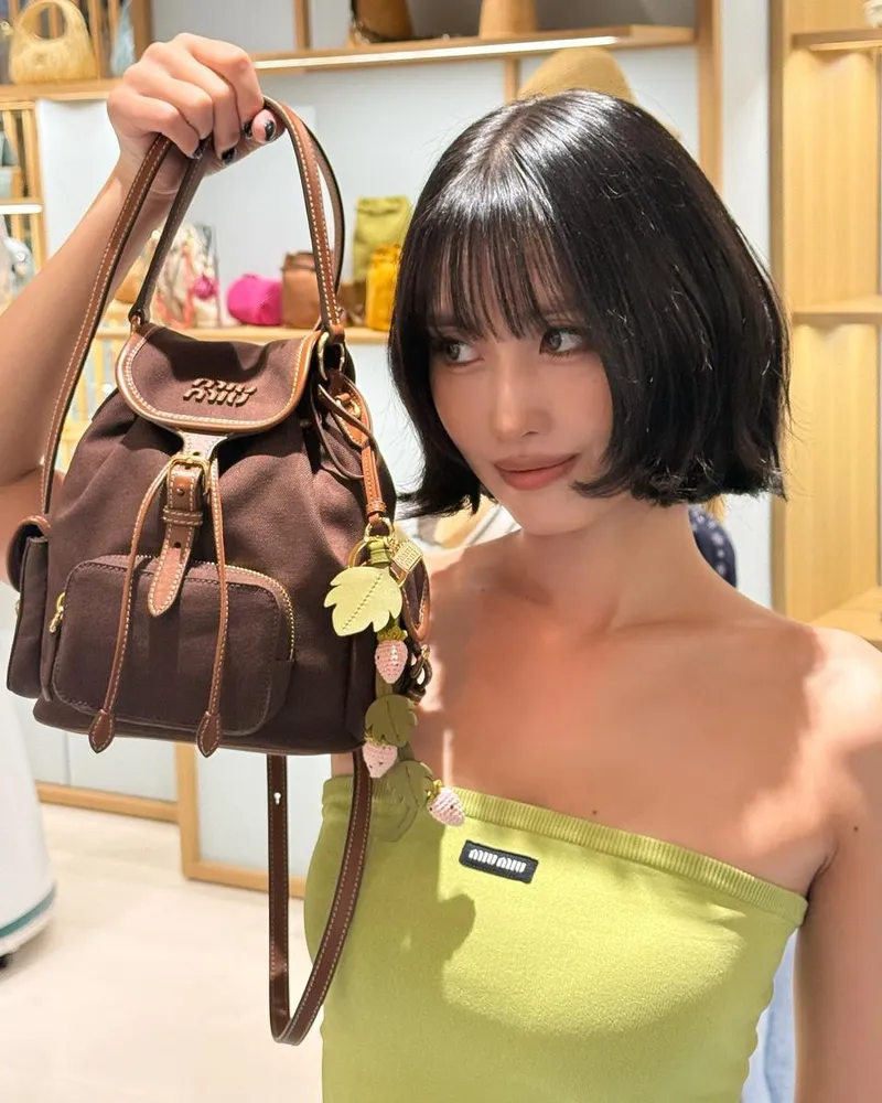 “특별한 하루, 나만의 가방”…모모, 도도한 시선→초여름 감성 폭발 / 걸그룹 트와이스 모모 인스타그램