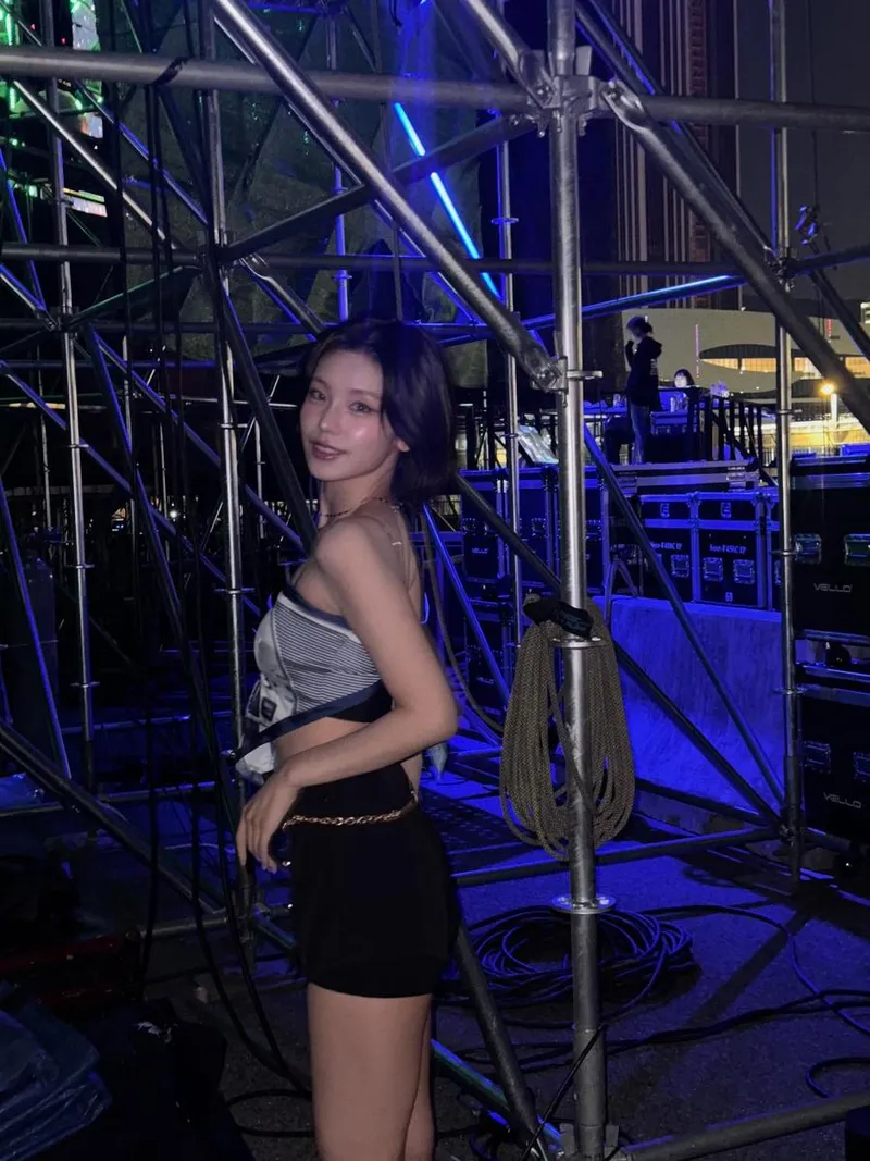 “오랜만에”…예지, 무대 뒤 설렘→밤공기 속 빛나는 순간 / 걸그룹 있지 예지 인스타그램